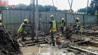 Pekerja menggali sumur bor untuk air bersih di stasiun LRT.