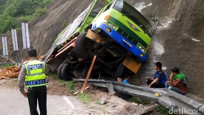 Truk Bermuatan Balok Kayu Terguling di Nagreg
