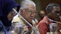 Dalam rapat ini Enggartiasto dicecar terkait keputusan untuk membuka keran impor beras sebanyak 500.000 ton di awal 2018 ini.