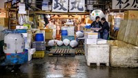Pasar ikan Tsukiji sudah ada sejak 1935. Dulunya nelayan menjual sisa ikan di pasar dekat sungai. Foto: Istimewa