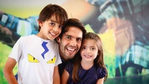 Potret Mesra Legenda AC Milan, Kaka, dan 2 Anaknya