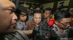 Diserbu Wartawan Usai Sidang, Novanto Tetap Tenang
