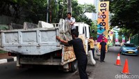 Beton pembatas jalan diangkut menggunakan truk Dishub.