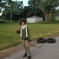 nilah anak remaja yang tidak menyerah mewujudkan mimpinya menjadi bagian tim football di sekolahnya. Dia memilih berlatih sendiri karena orangtuanya tidak mampu mengeluarkan biaya untuknya masuk ke tempat latihan khusus seperti teman-temannya. Setiap hari dia berlari sambil membawa beban dua ban mobil besar. Foto: Reddit, Bright Side