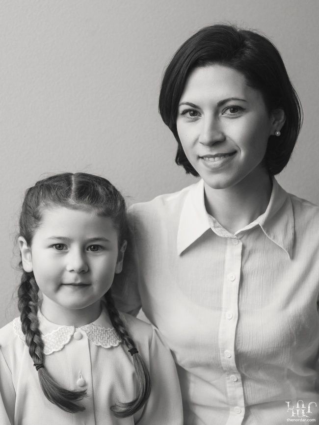 Wanita bernama Karina Agmalova ini berpose bersama anak perempuannya yang berusia lima tahun. Mereka berdua keturunan campuran Turki, Yunani, Kazan (Rusia) dan Ukraina. Foto: Dok. thenordar.com