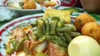 Instagram @silaculinaryvlog mengunggah foto ketupat sayur Padang ini cukup menarik dengan isian royal. Dengan harga Rp 15.000 Anda bisa menikmatinya di seberang Masjid Nimatul Ittihad yang ada di Jalan Ciputat Raya, Pondok Pinang. Foto: Istimewa