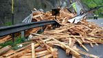 Truk Bermuatan Balok Kayu Terguling di Nagreg