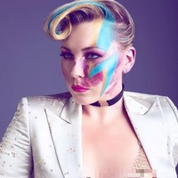 Di Instagramnya, Paige juga menunjukkan tampilan ala David Bowie. Riasannya fokus tepat di tanda lahirnya. Foto: Instagram