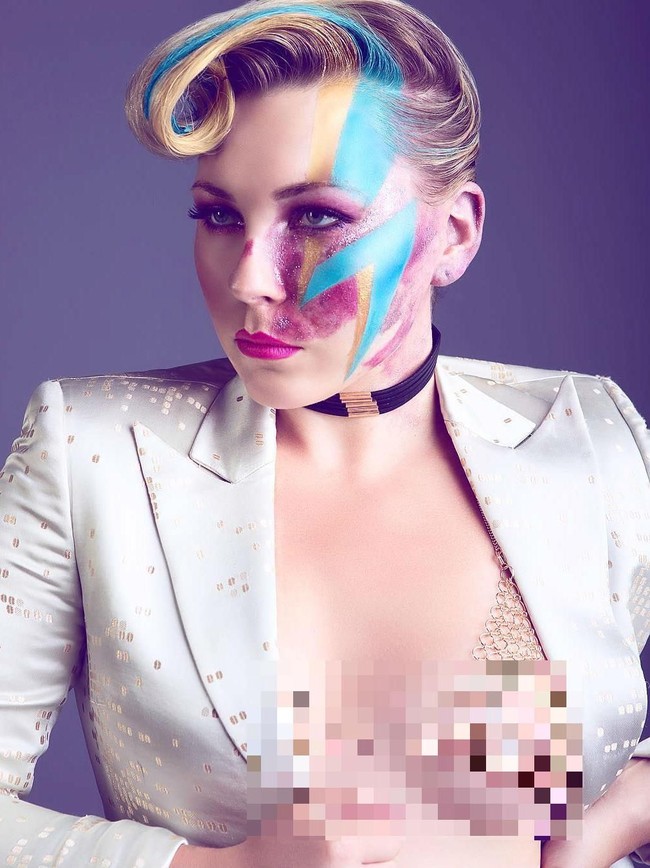 Di Instagramnya, Paige juga menunjukkan tampilan ala David Bowie. Riasannya fokus tepat di tanda lahirnya. Foto: Instagram