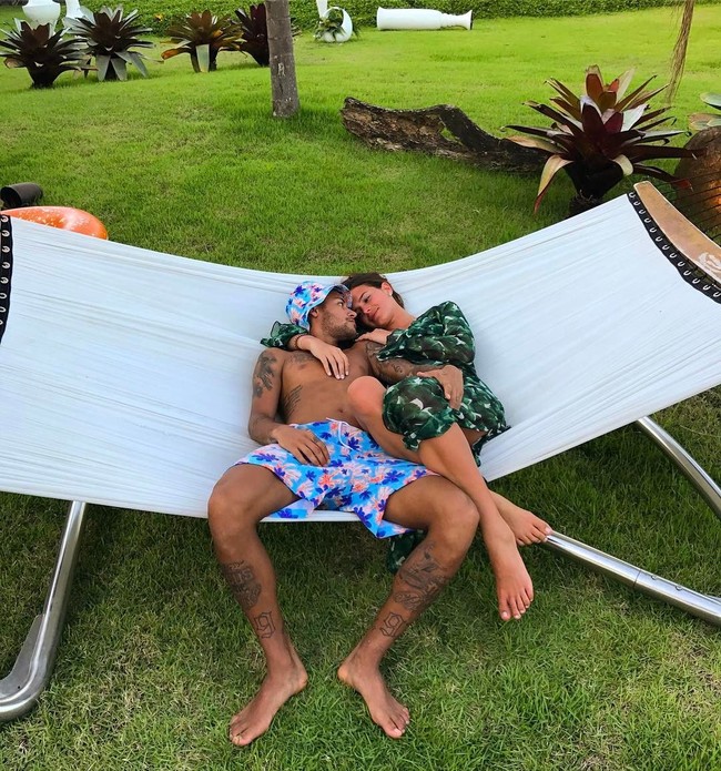 Potret mesra Neymar Jr. dan Bruna Marquezine saat liburan. Jadi nggak sabar melihat mereka lanjut ke pelaminan. (Foto: Instagram/Bruna Marquazine)