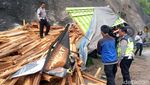 Truk Bermuatan Balok Kayu Terguling di Nagreg