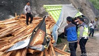 Hingga siang ini, Kamis (18/1/2018), truk bernopol Z 9200 HN belum dievakuasi.