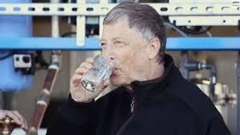 Bill Gates pernah pula minum air dari hasil pemrosesan tinja seperti ini untuk promosi teknologi ramah lingkungan. Foto: Ist/Internet