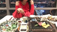 Makan malam bersama suami, Titi Kamal terlihat mengenakan pakain berwarna merah sambil menikmati steak dan salad. Nyam! Foto: Instagram titi_kamall