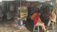Para pencari suaka kaum pria kerap tidur di bawah emperan toko di sekitar lokasi dengan alas seadanya.