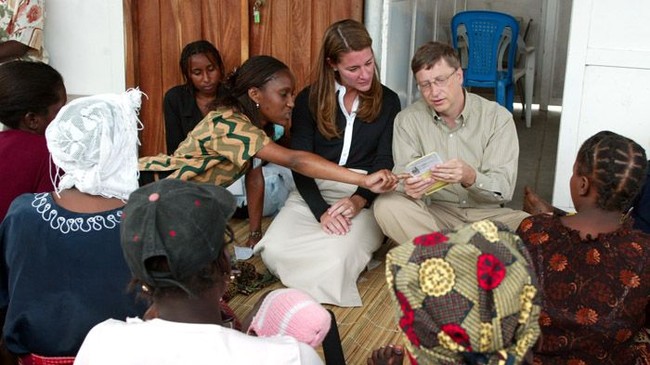 Pada tahun 2000 Bill Gates dan Melinda mendirikan yayasan Bill and Melinda Gates Foundation bersama. Hal itu berawal dari kepergian keduanya ke Afrika dan bertemu dengan orang-orang yang sangat miskin. Bill dan Melinda kemudian tergerak mendirikan yayasan untuk membantu orang lain yang kesusahan. Foto: (dok gatesnotes)