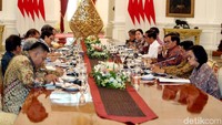 Kepala Staf Kepresidenan (KSP) yang baru Moeldoko melangkah ke meja rapat. Duduk di samping Sekretaris Kabinet Pramono Anung dan disalami oleh Aher.