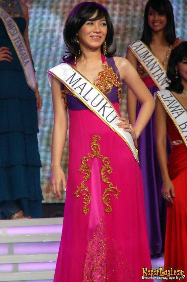 Dian Ayu merupakan Istri dari komendian Omesh. Dian pernah mewakili provinsi Maluku di ajang Miss Indonesia 2007. Meski gagal dan harus puas dengan predikat miss Persahabatan, Dian kini sukses menjadi presenter berita.  Foto: Instagram