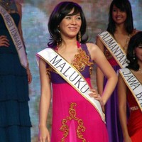 Dian Ayu merupakan Istri dari komendian Omesh. Dian pernah mewakili provinsi Maluku di ajang Miss Indonesia 2007. Meski gagal dan harus puas dengan predikat miss Persahabatan, Dian kini sukses menjadi presenter berita.  Foto: Instagram