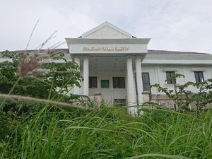 Tak Ditempati, Gedung Mentereng Kejari Cilegon Ditumbuhi Rumput Liar