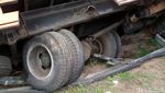 Truk Bermuatan Balok Kayu Terguling di Nagreg