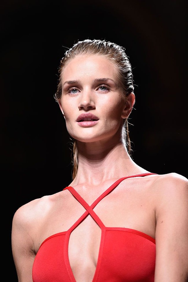 Rosie Huntington-Whiteley di fashion show Balmain. Foto: Getty Images