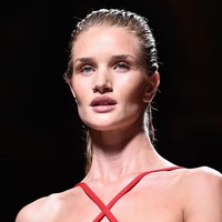 Rosie Huntington-Whiteley di fashion show Balmain. Foto: Getty Images