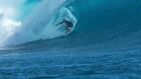 Kalau yang satu ini saat Chris menjajal surfing di Fiji (chrishemsworth/Instagram)