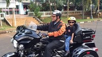 Ada pula pose saat Bamsoet membonceng anaknya naik motor gede.