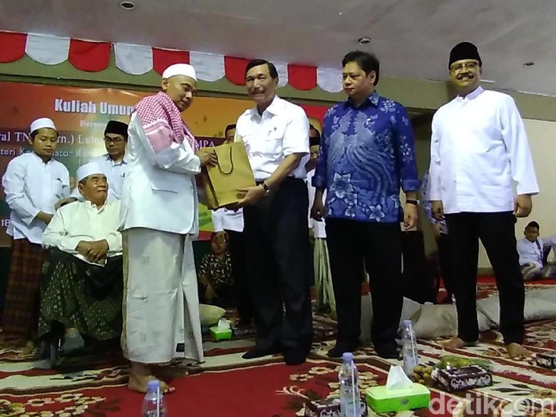 Begini Harapan Menteri Luhut ke Santri Ponpes Lirboyo Begini Harapan Menteri Luhut ke Santri Ponpes Lirboyo