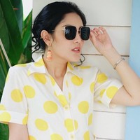 Aksesori yang dimaksud adalah sepasang anting berbentuk kemasan minuman sehat Yakult. Nindy memakai anting itu saat berlibur di Bali baru-baru ini. (Foto: Instagram/Nindy Ayunda)