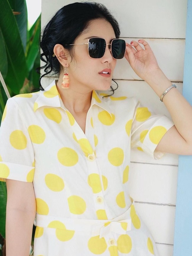 Aksesori yang dimaksud adalah sepasang anting berbentuk kemasan minuman sehat Yakult. Nindy memakai anting itu saat berlibur di Bali baru-baru ini. (Foto: Instagram/Nindy Ayunda)