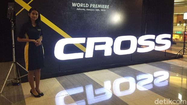 Seorang model berpose dengan logo atau tulisan Cross di lokasi peluncuran