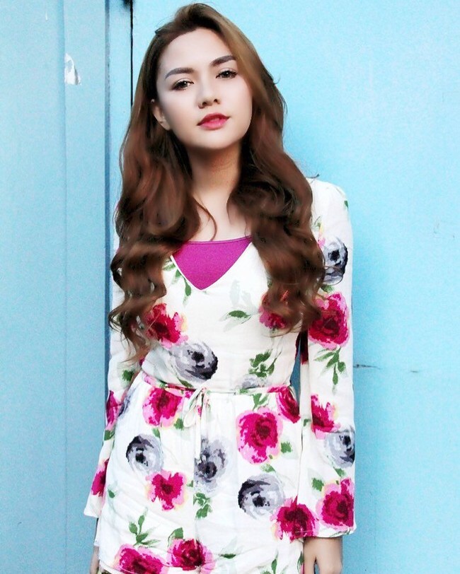 Vicky Shu dikenal sebagai salah satu penyanyi seksi. Ia dulu pernah ikut di ajang kontes kencatikan Miss Indoesia 2007 yang gagal meraih mahkota. Vicky Shu pernah mewakili Jawa Tengah di ajang Miss Indonesia. Foto: Instagram