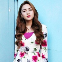 Vicky Shu dikenal sebagai salah satu penyanyi seksi. Ia dulu pernah ikut di ajang kontes kencatikan Miss Indoesia 2007 yang gagal meraih mahkota. Vicky Shu pernah mewakili Jawa Tengah di ajang Miss Indonesia. Foto: Instagram