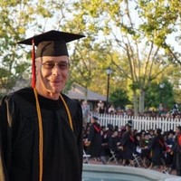 “Ayahku berusia 72 tahun, seorang veteran perang Vietnam, bisa lulus kuliah dengan gelar kehormatan. Usia memang tidak seharusnya membuat seseorang berhenti meraih mimpi,” tulis anak perempuan dari pria yang ada di foto ini. Foto: Reddit, Bright Side