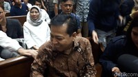 Namun di hari pertamanya sebagai Mensos, Idrus tidak menghadiri sidang Setya Novanto hari ini.