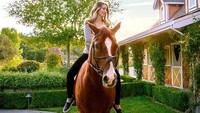 Lahir di California, Amerika, dara berumur 19 tahun ini mulai mencuri perhatian netizen. Terlepas dari bayang-bayang ayahnya, Eve begitu mempesona sekaligus berprestasi (@evecjobs/Instagram)