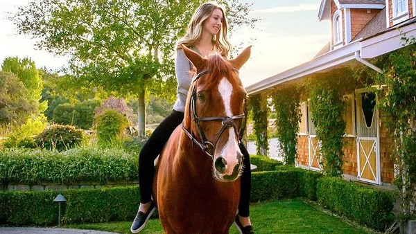 Lahir di California, Amerika, dara berumur 19 tahun ini mulai mencuri perhatian netizen. Terlepas dari bayang-bayang ayahnya, Eve begitu mempesona sekaligus berprestasi (@evecjobs/Instagram) Lahir di California, Amerika, dara berumur 19 tahun ini mulai mencuri perhatian netizen. Terlepas dari bayang-bayang ayahnya, Eve begitu mempesona sekaligus berprestasi (@evecjobs/Instagram)