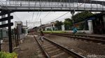 Acuhkan JPO, Begini Aksi Nekat Warga Melintas Rel Kereta