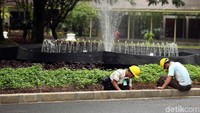 Pekerjaan rehabilitasi dibagi dua yakni wilayah barat dan wilayah timur. Untuk wilayah barat dimulai dari gedung eks Bina Graha, perkantoran kepala sekretariat presiden, depan istana negara sampai dengan masjid.