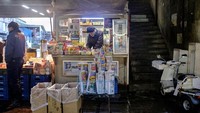 Uniknya di salah satu sudut pasar ada kios mungil dimana para penjual ikan bisa beli camilan, koran atau peralatan membersihkan ikan. Foto: Istimewa
