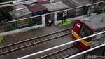 Acuhkan JPO, Begini Aksi Nekat Warga Melintas Rel Kereta