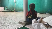  Selain di trotoar, para pencari suaka ada yang berlindung di Musala Al Istiqomah, Jalan Kalideres Permai.