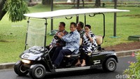 Menteri Komunikasi dan Informatika Rudiantara menyupiri Menteri Luar Negeri Retno Marsudi, Menteri Riset, Teknologi, dan Pendidikan Tinggi M Nasir dengan mobil golf untuk menuju Istana Merdeka mengikuti rapat selepas hujan.