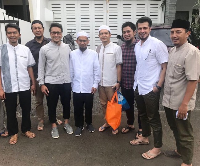 Primus Yustisio juga sering ikut berkumpul dan berfoto bersama. Mereka berkumpul bersama ustad Adi Hidayat Foto: Instagram