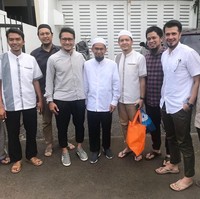Primus Yustisio juga sering ikut berkumpul dan berfoto bersama. Mereka berkumpul bersama ustad Adi Hidayat Foto: Instagram