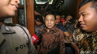 Para jurnalis menyerbu terdakwa korupsi e-KTP Setya Novanto saat meninggalkan ruang sidang Pengadilan Tipikor, Jakarta, Kamis (18/1/2018).