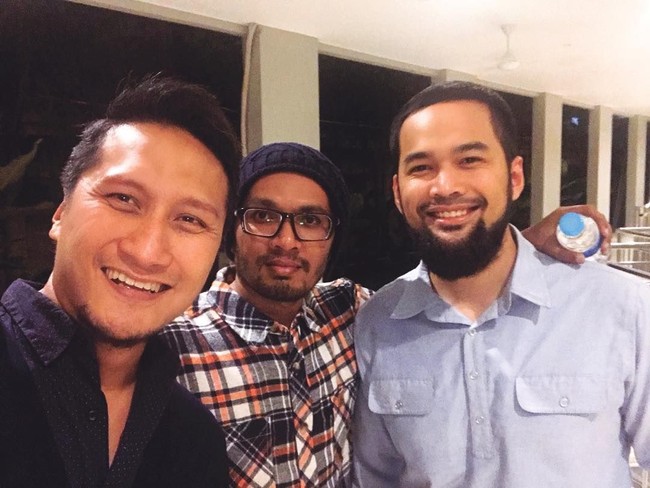 Arie Untung tampak akrab dengan ustad Hanan Ataki dan Teuku Wisnu. Foto: Instagram