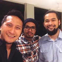 Arie Untung tampak akrab dengan ustad Hanan Ataki dan Teuku Wisnu. Foto: Instagram